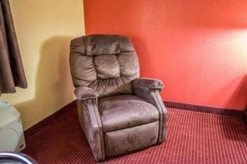 Econo Lodge Williamston - image 4