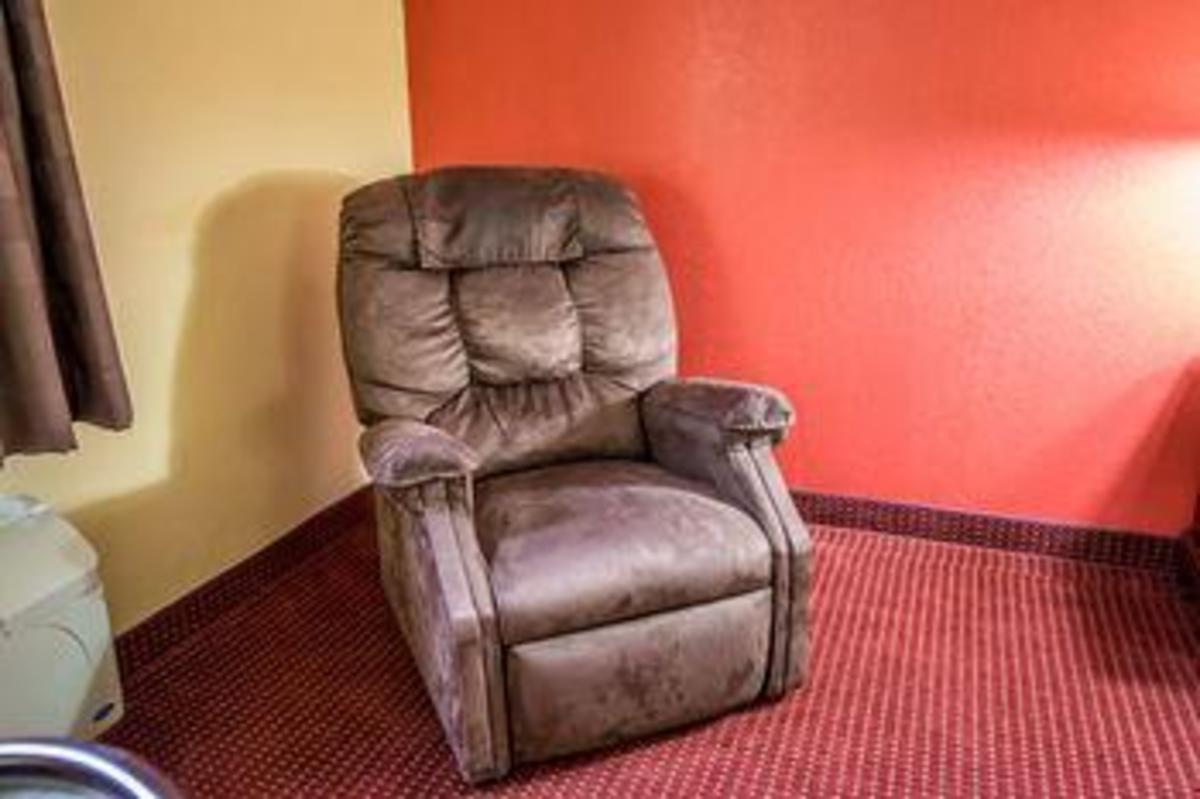 Econo Lodge Williamston - image 4