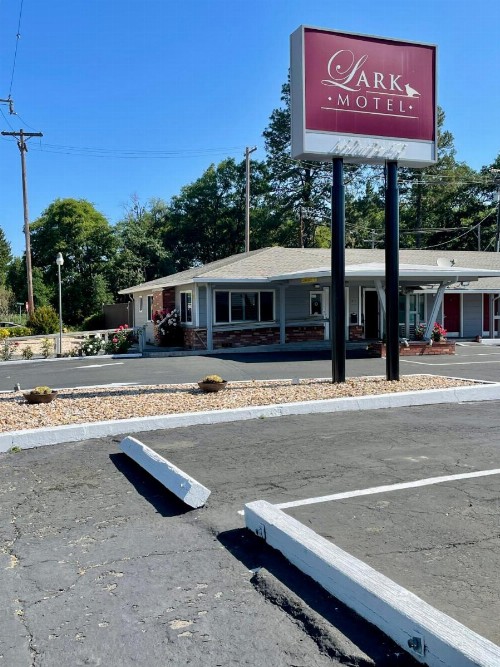 Lark Motel Willits - image 16