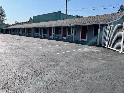 Lark Motel Willits - image 3
