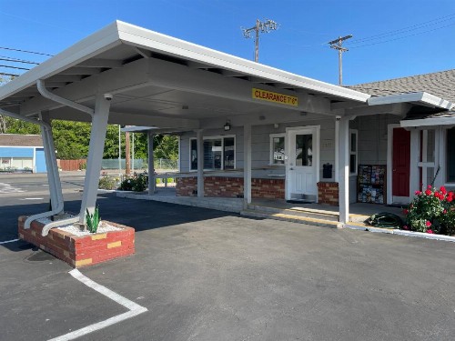 Lark Motel Willits - image 6