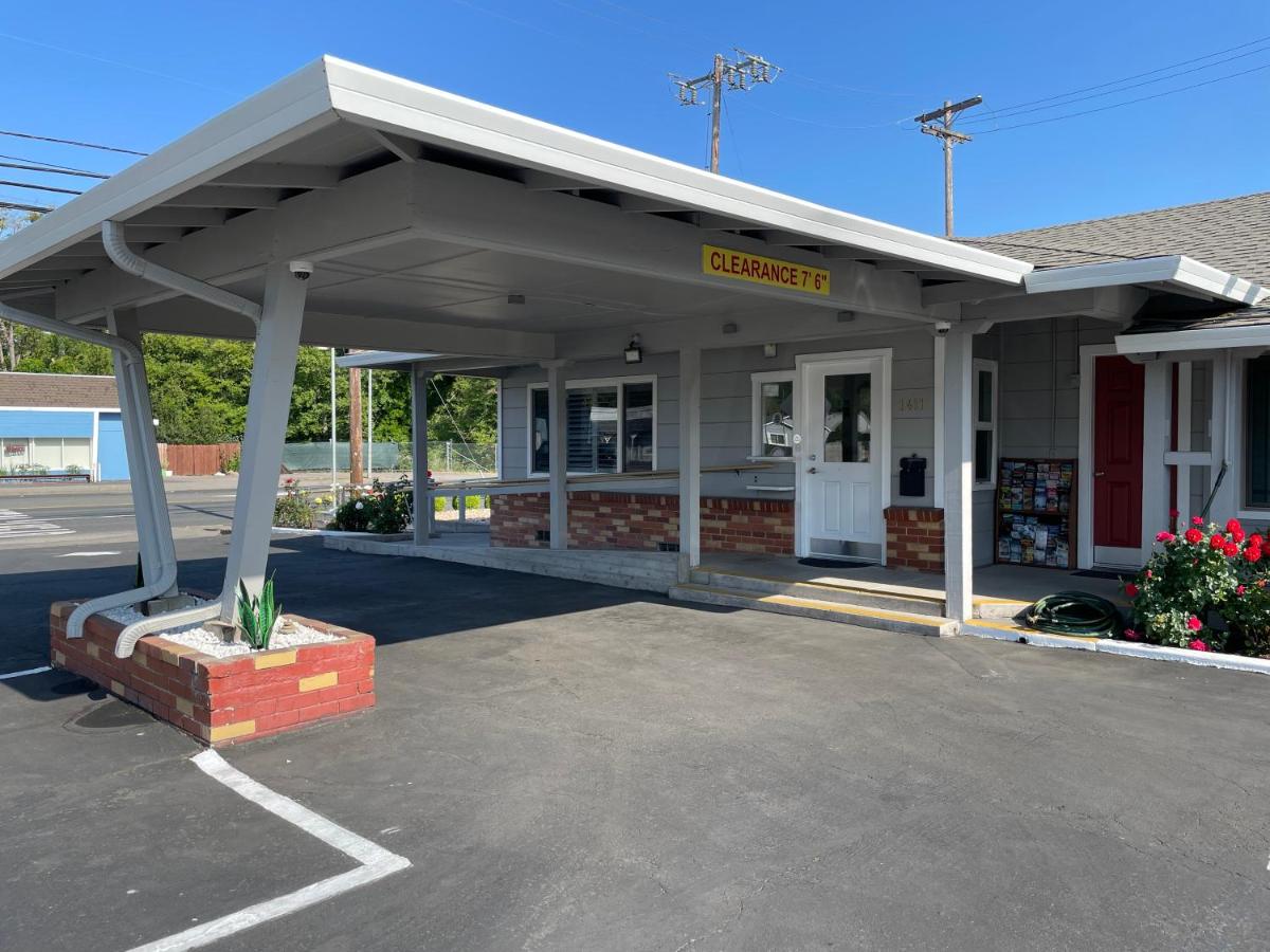 Lark Motel Willits - image 6