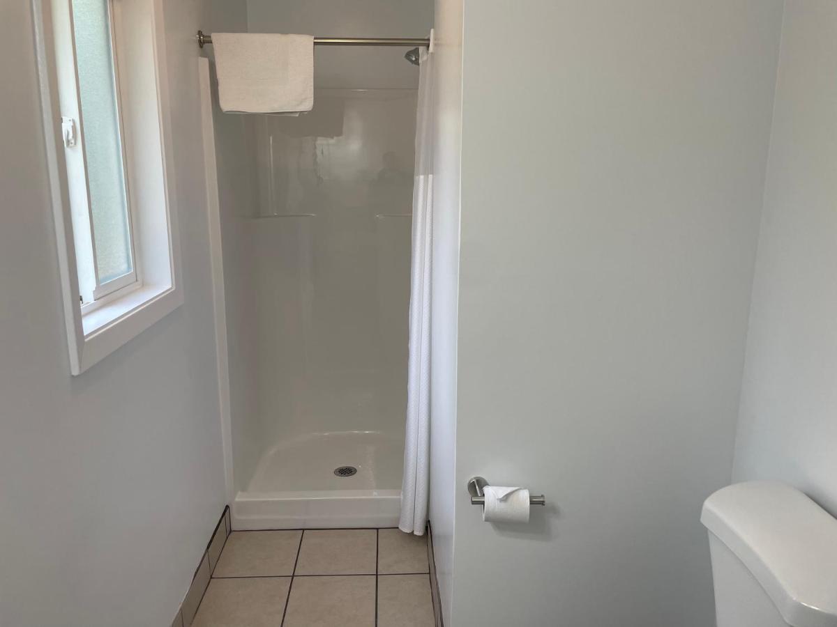 Lark Motel Willits - image 7