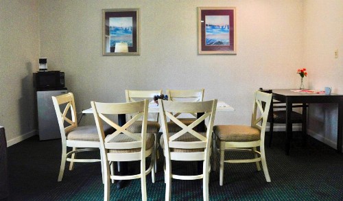 Azalea Inn & Suites - image 13