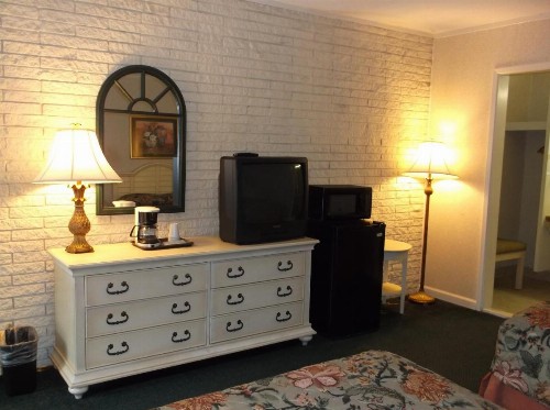 Azalea Inn & Suites - image 20