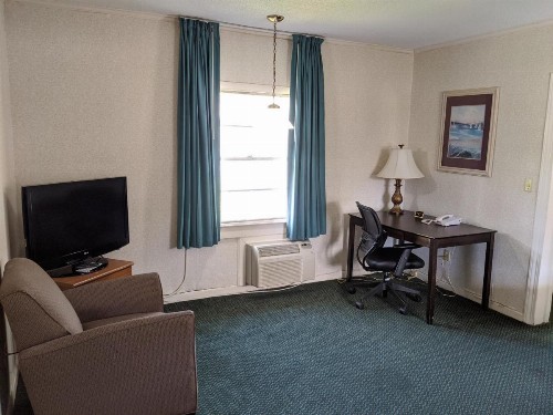 Azalea Inn & Suites - image 5