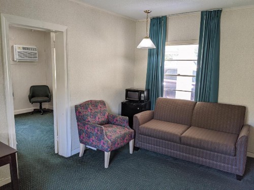 Azalea Inn & Suites - image 7