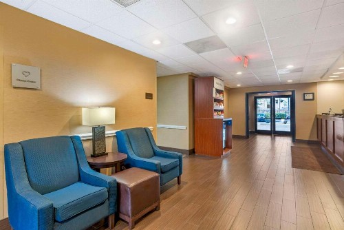 Comfort Suites Wilmington near Downtown - image 2