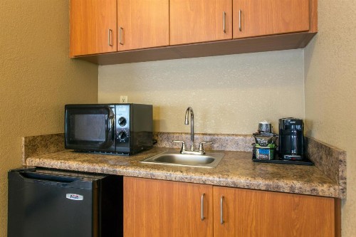 Comfort Suites Wilmington near Downtown - image 23