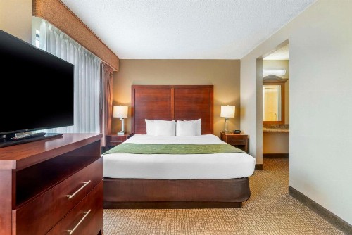 Comfort Suites Wilmington near Downtown - image 7
