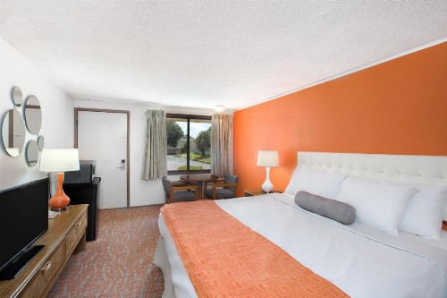Howard Johnson by Wyndham Wilmington - image 27