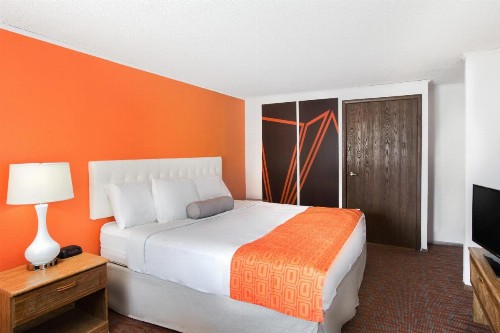 Howard Johnson by Wyndham Wilmington - image 28