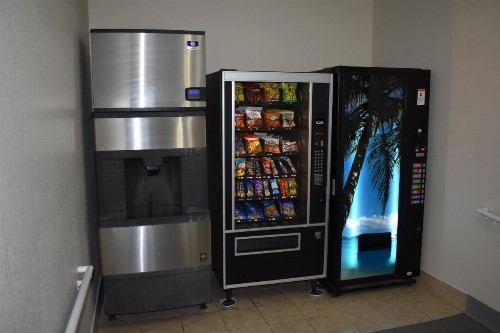 Super 8 by Wyndham Wilmington - image 3