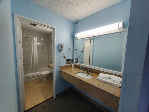 Super 8 by Wyndham Wilmington - image 7