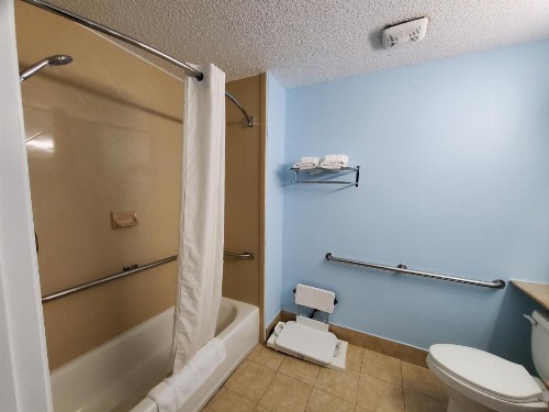 Super 8 by Wyndham Wilmington - image 9