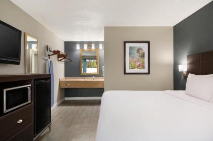Baymont by Wyndham Wilmington - image 9