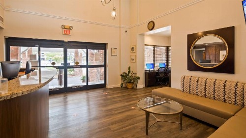 Best Western Plus Coastline Inn - image 10