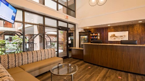Best Western Plus Coastline Inn - image 11