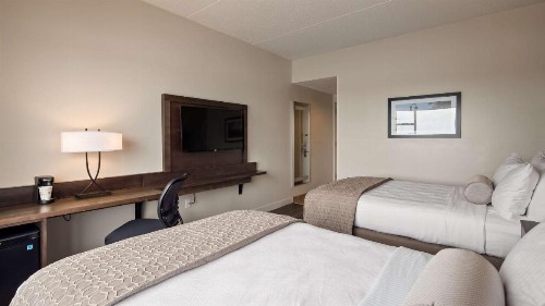 Best Western Plus Coastline Inn - image 17