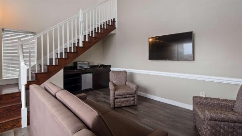 Best Western Plus Coastline Inn - image 19