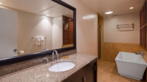Best Western Plus Coastline Inn - image 20