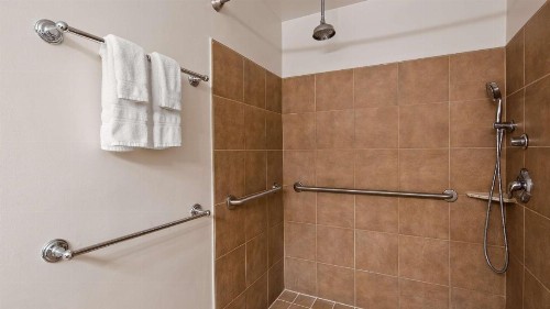 Best Western Plus Coastline Inn - image 22