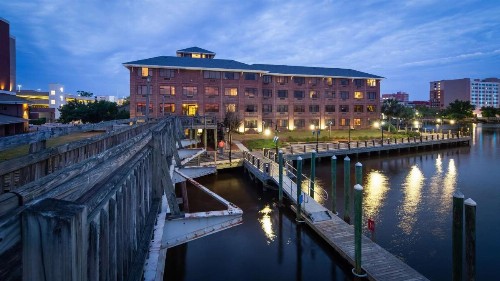 Best Western Plus Coastline Inn - image 7