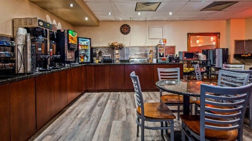 Best Western Plus Coastline Inn - image 8