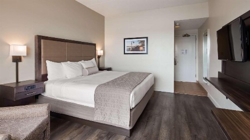 Best Western Plus Coastline Inn - image 9