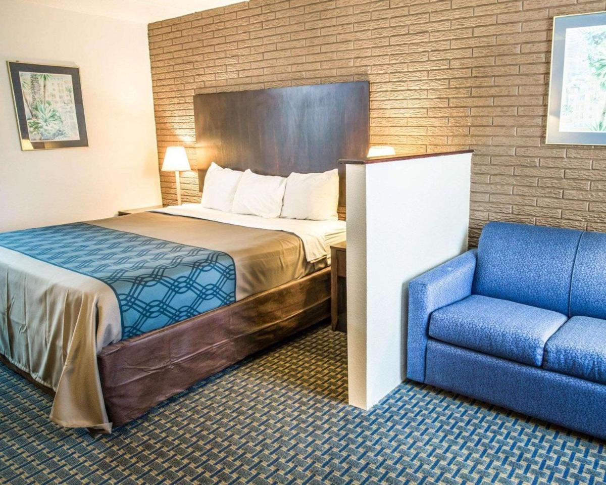 Rodeway Inn & Suites Wilmington North - image 2