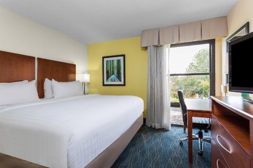 Holiday Inn Express & Suites Wilmington-University Center an IHG Hotel - image 25