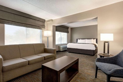 Wingate by Wyndham Wilmington - image 25