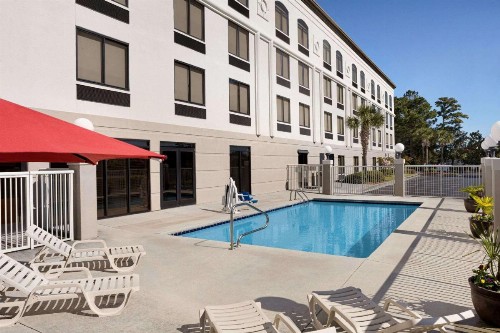Wingate by Wyndham Wilmington - image 9