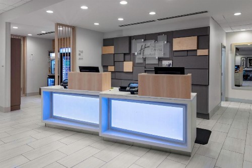 Holiday Inn Express & Suites - Wilmington West - Medical Park an IHG Hotel - image 4