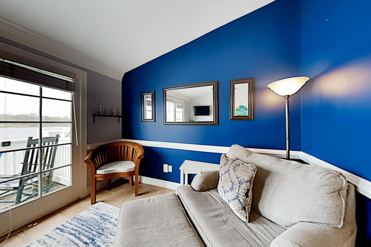 Designer Riverfront Retreat - Walk to Everything condo - image 6