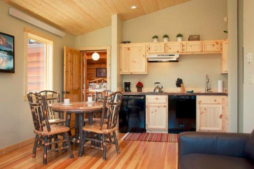 Macker's Cabin - image 4