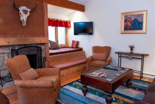 Larkspur Condominiums - image 3