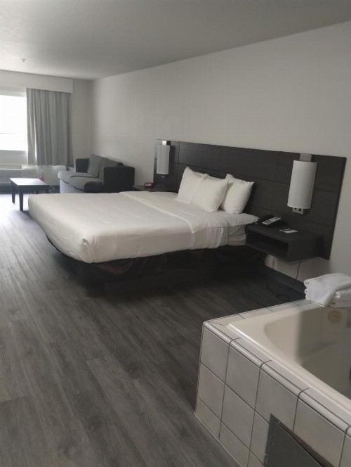 Quality Inn & Suites - image 26