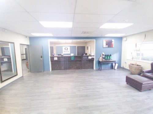 Quality Inn & Suites - image 35