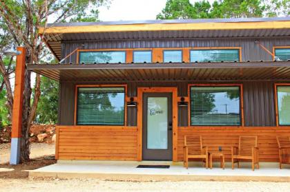Green Acres Cottages - Blanco Suite