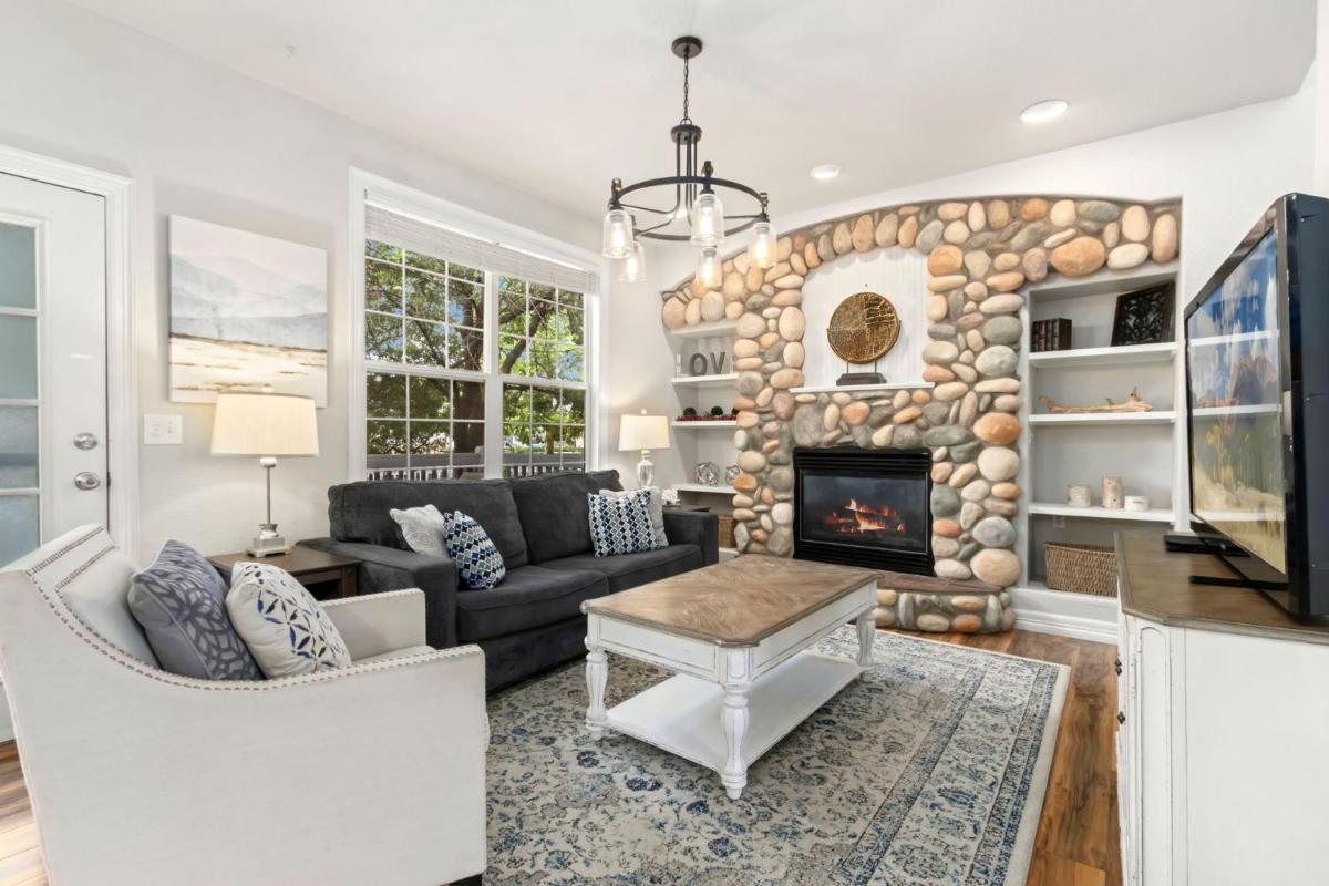 Family-Friendly Retreat by Windsor Lake! - image 2