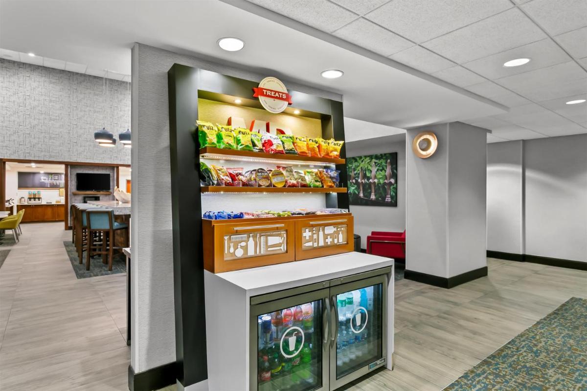 Hampton Inn & Suites Baltimore/Woodlawn - image 6
