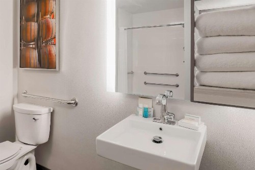 Hampton Inn & Suites Windsor-Sonoma Wine Country - image 35