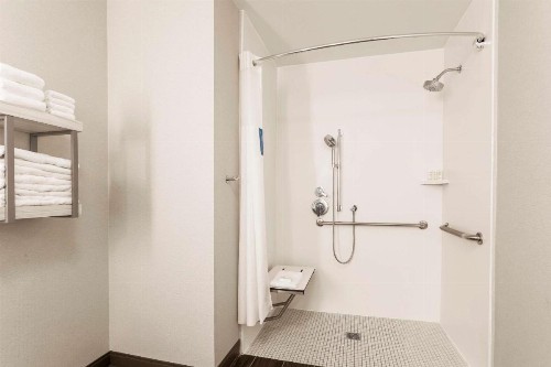 Hampton Inn & Suites Windsor-Sonoma Wine Country - image 41