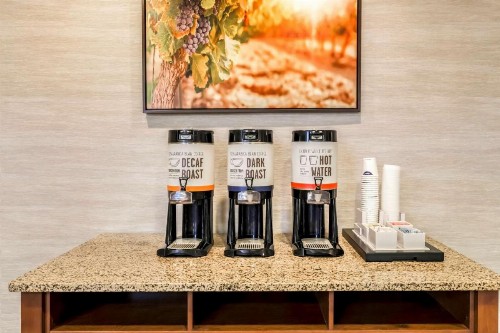 Hampton Inn & Suites Windsor-Sonoma Wine Country - image 44