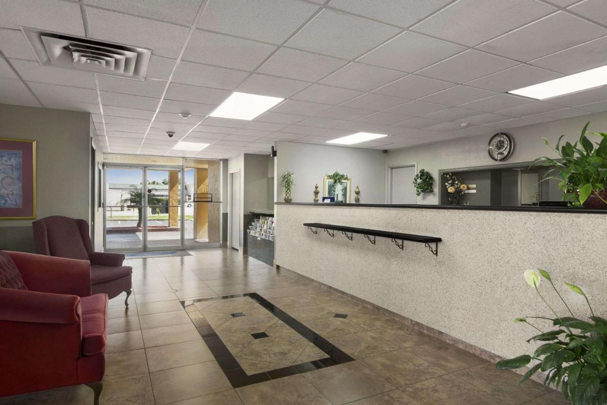 Howard Johnson by Wyndham Winter Haven FL - image 2