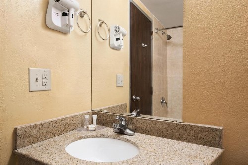 Howard Johnson by Wyndham Winter Haven FL - image 30