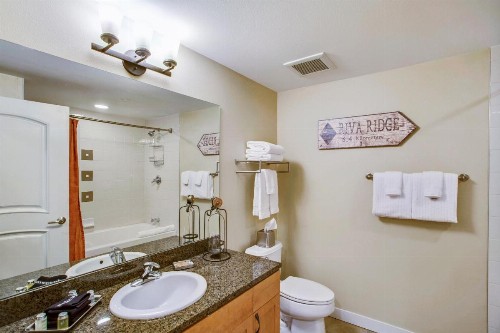 Base Village Ski In-Out Luxury Condo #4375 Huge Hot Tub & Great Views - FREE Activities & Equipment Rentals Daily - image 16