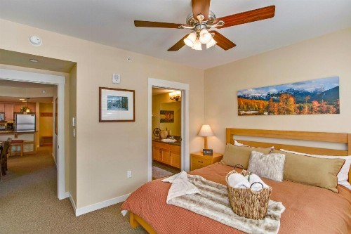 Base Village Ski In-Out Luxury Condo #4375 Huge Hot Tub & Great Views - FREE Activities & Equipment Rentals Daily - image 6