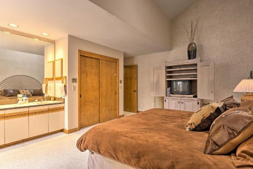 Ski-In and Ski-Out Winter Park Condo with Pool Access! - image 6